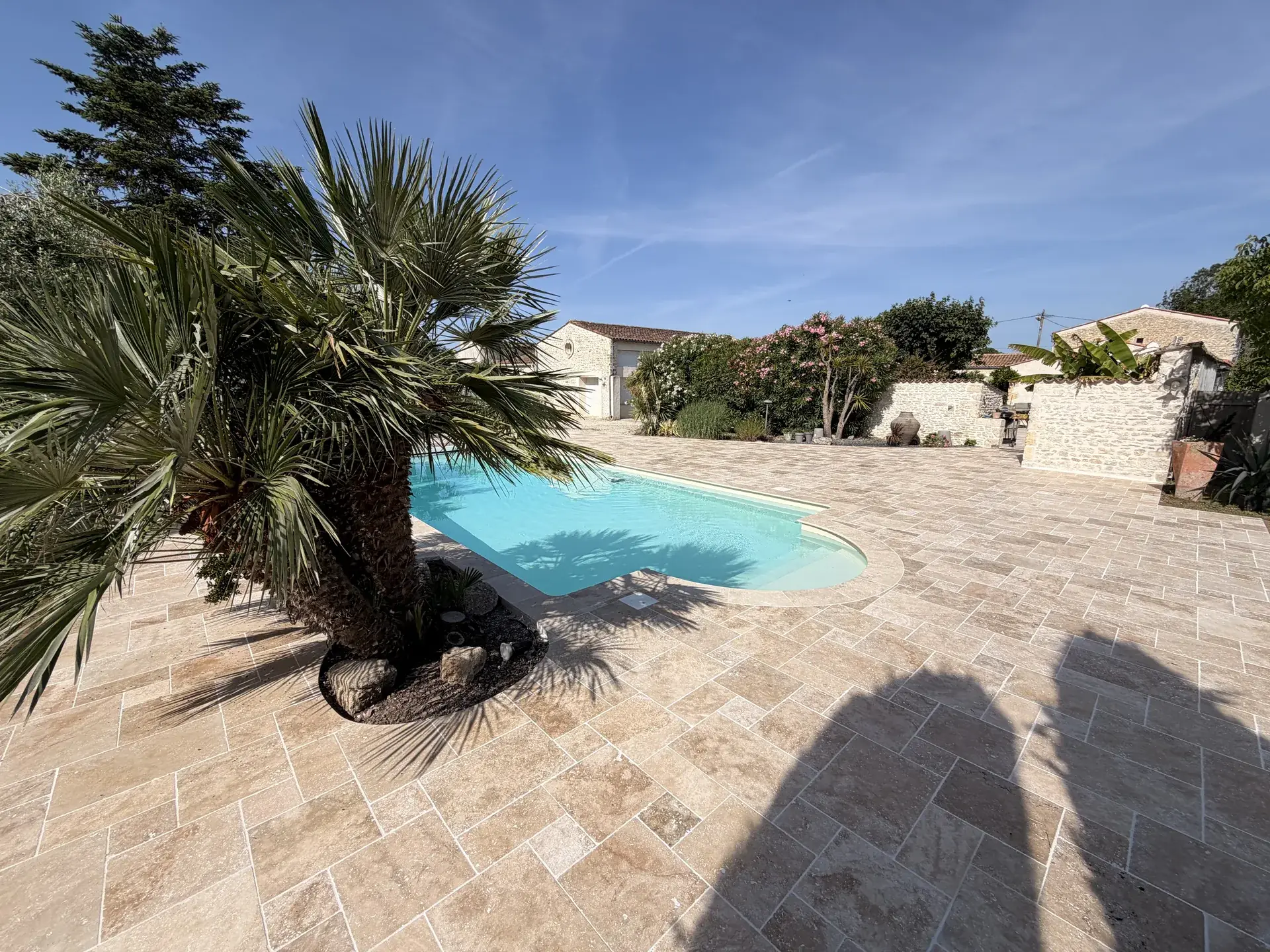 Terrasse en travertin autour d une piscine, ile d Oleron