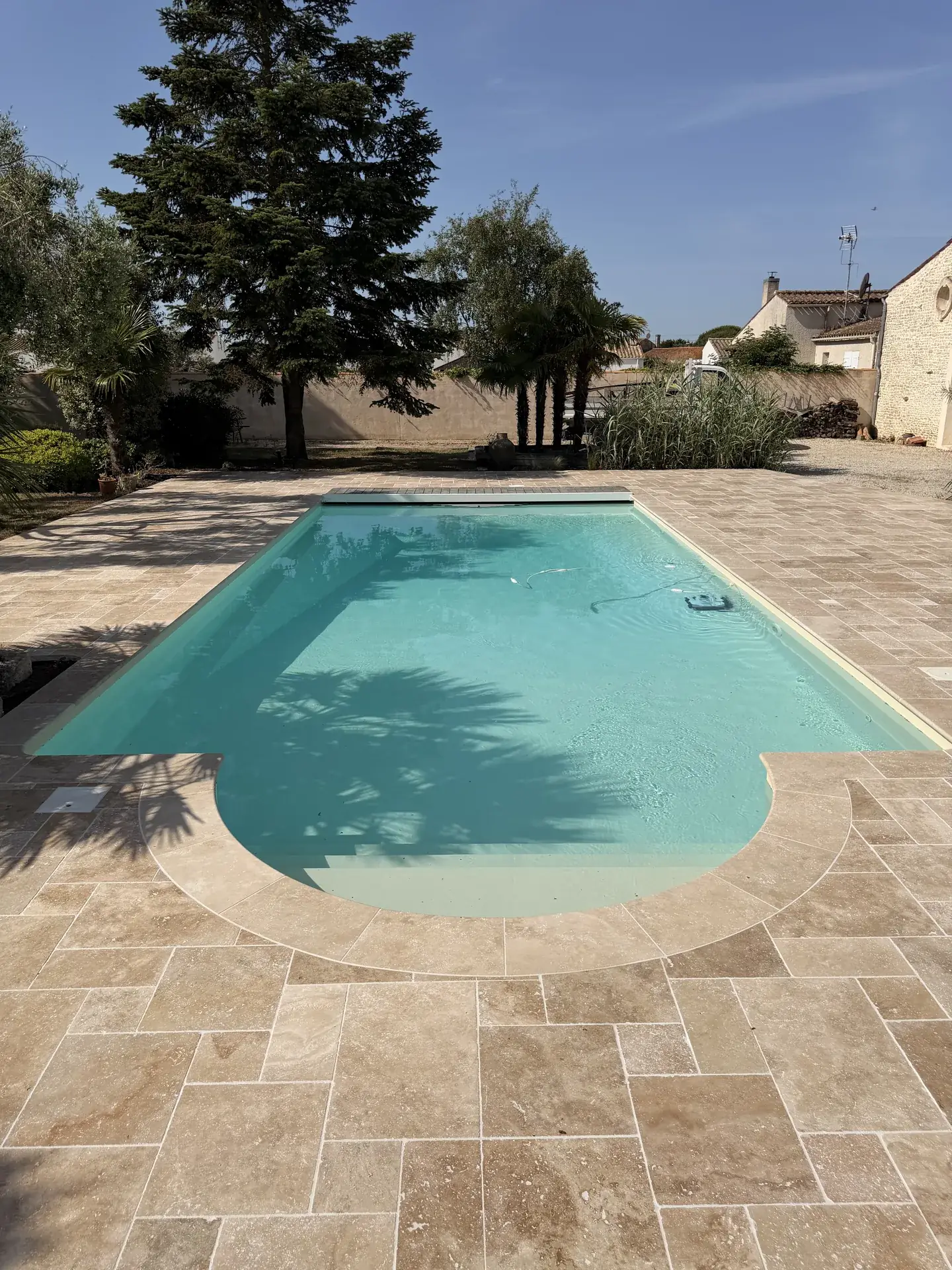 Dallage en travertin et margelles, ile d Oleron