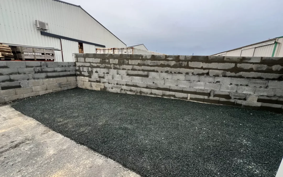 Chantier à Saint-Vivien — murs en parpaings