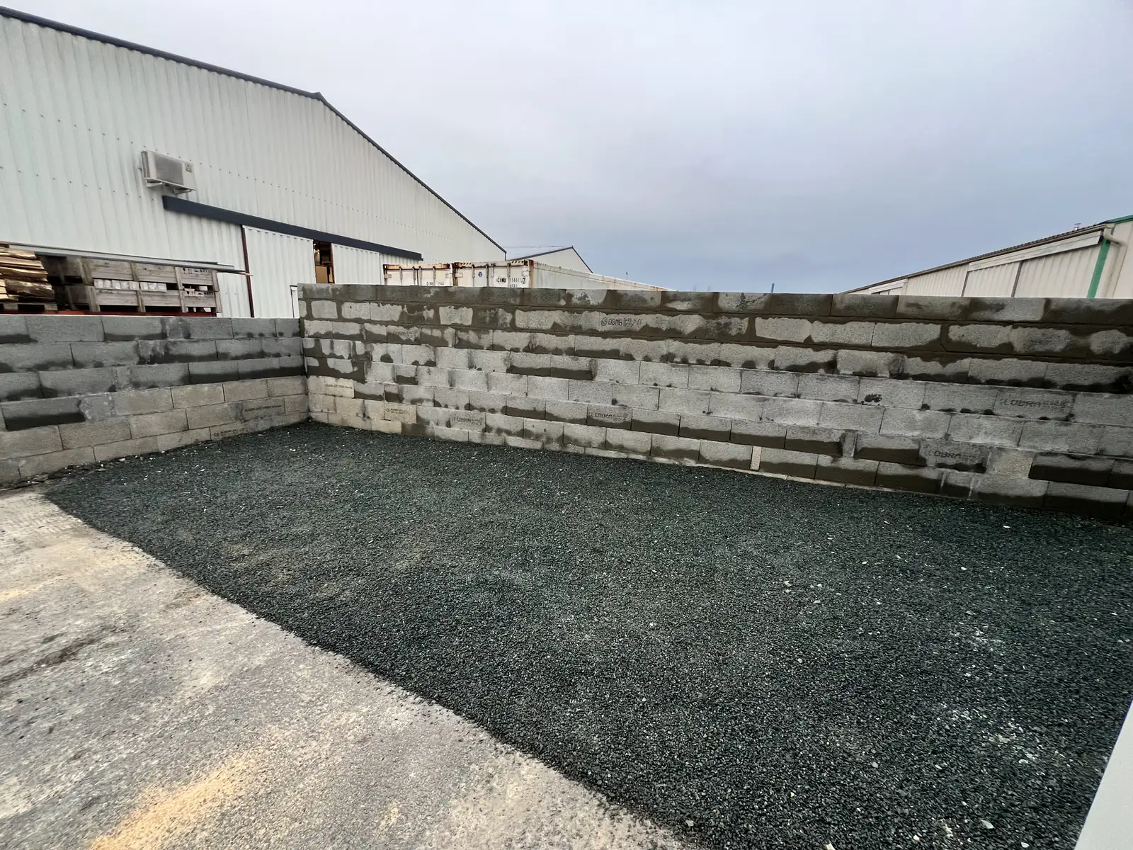 Chantier à Saint-Vivien — murs en parpaings
